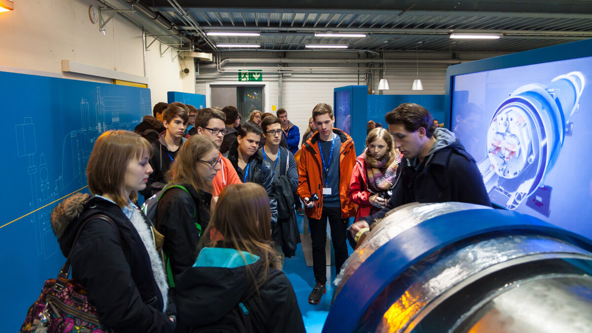 Gruppe Jugendlicher beim CERN-Workshop